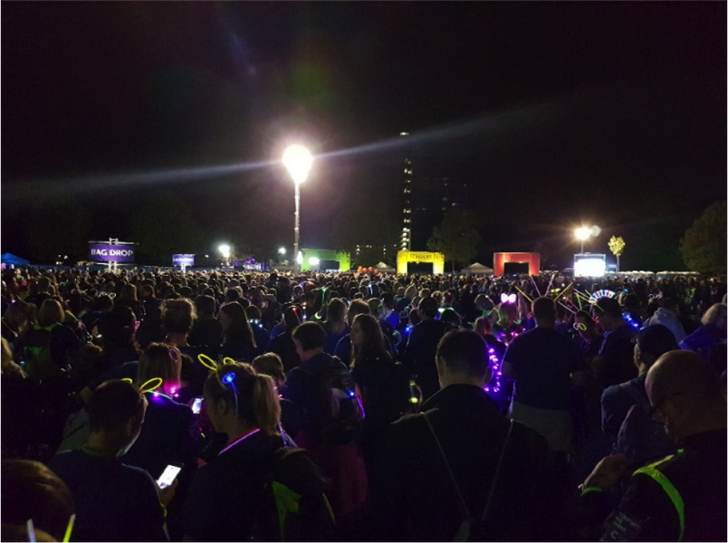 EL MARATÓN DE LA CAMINATA DEL BRILLO NOCTURNO